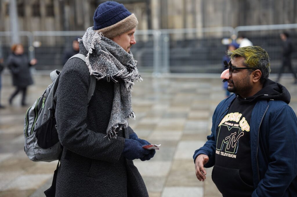 Gespräch vor dem Kölner Dom