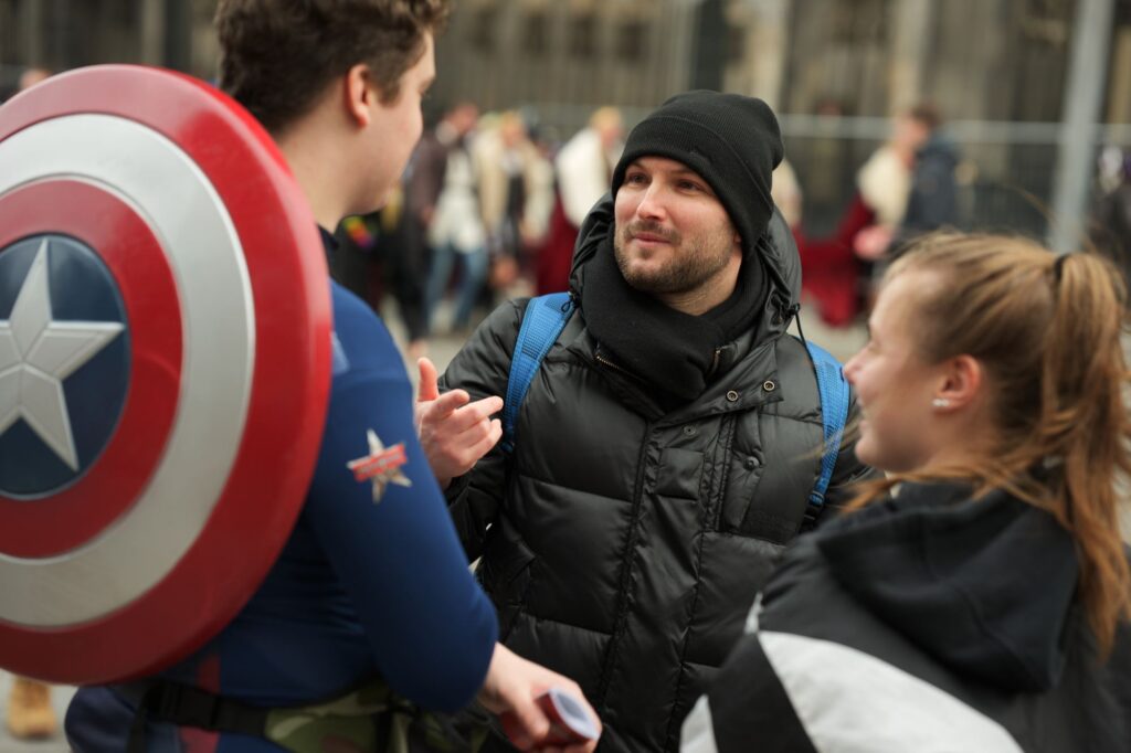 Gespräch mit einem als Superheld verkleideten Mann