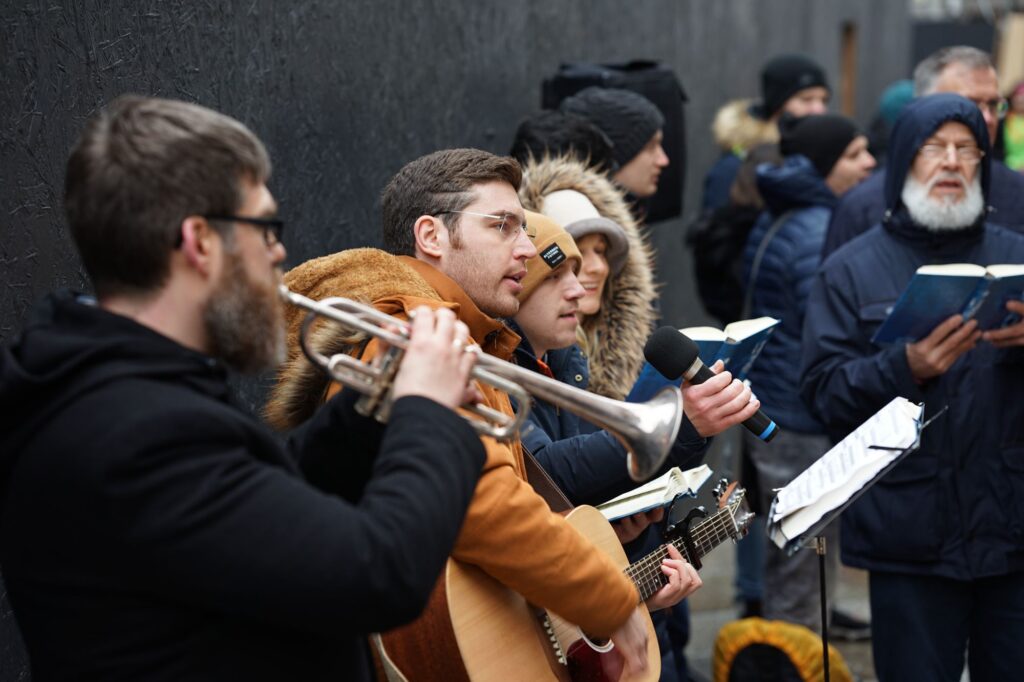 Musikteam mit Trompete und Gitarre auf der Straße