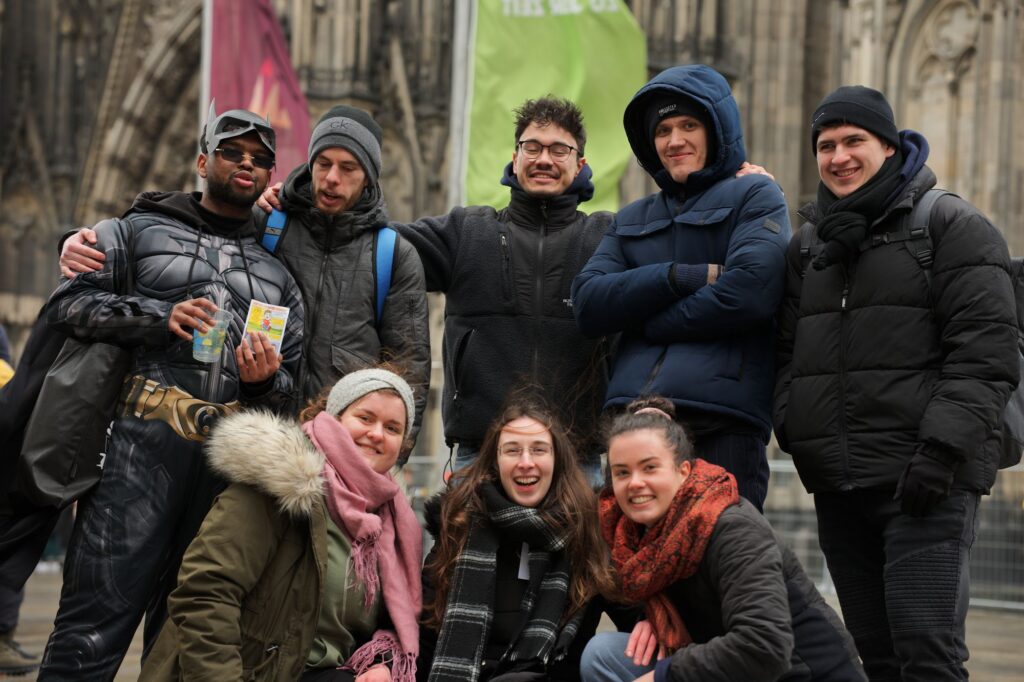 Gruppenfoto von Teilnehmern vor dem Dom